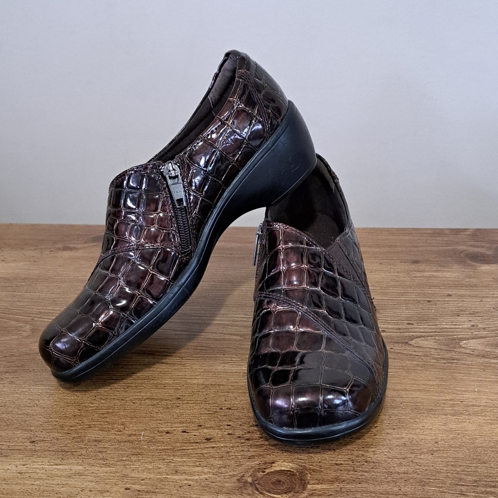 Clarks Bendables Brown Patent Shoes Crocodile Print Womens Size 7 Classic Zipper - Picture 15 of 16